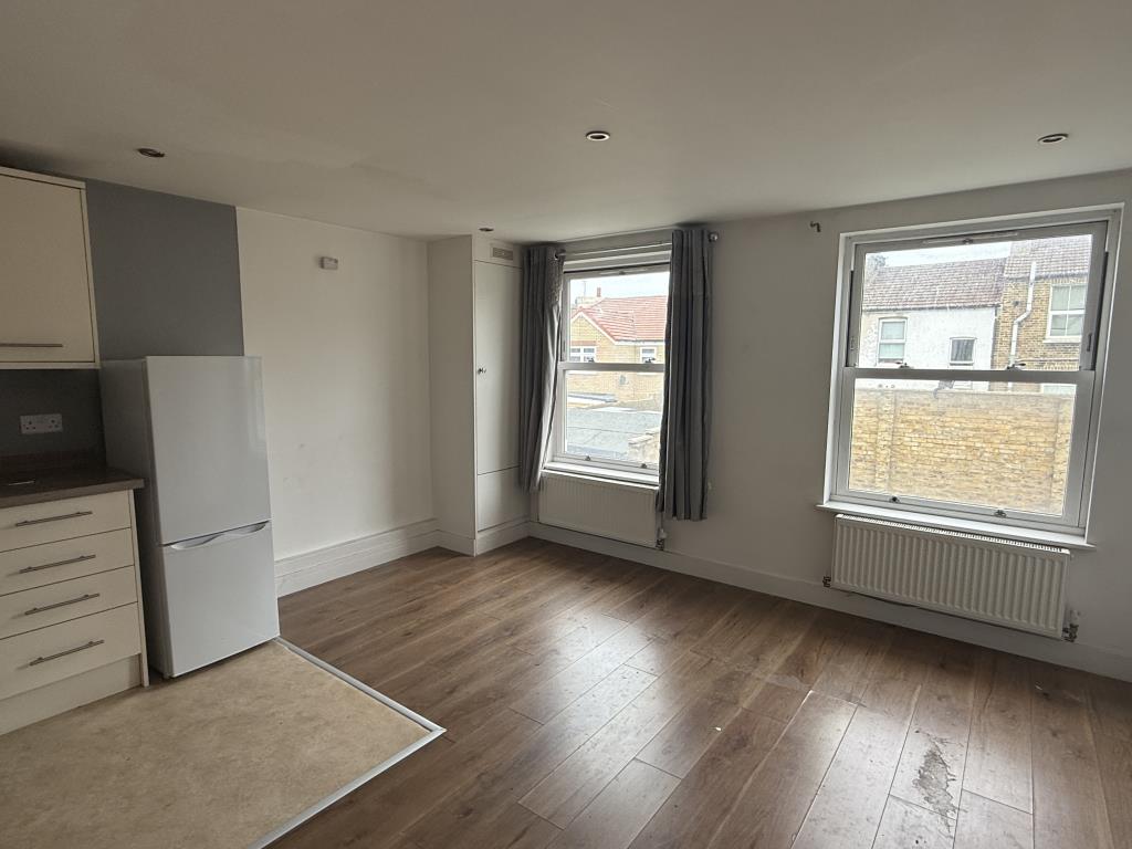 Lot: 117 - LARGE MODERN TOWN CENTRE BLOCK SEVEN FLATS FOR INVESTMENT - Living Room/Dining Room in Flat 3